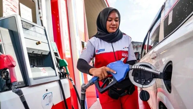 Aktivitas pengisian BBM Pertamax di SPBU Pertamina