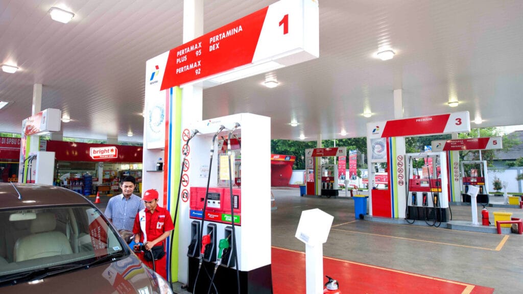 Antrean kendaraan di SPBU Pertamina