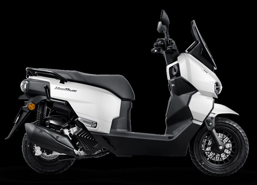 Area flat deck Honda HooRide 125 yang luas tanpa sekat, menunjukkan kepraktisan membawa barang