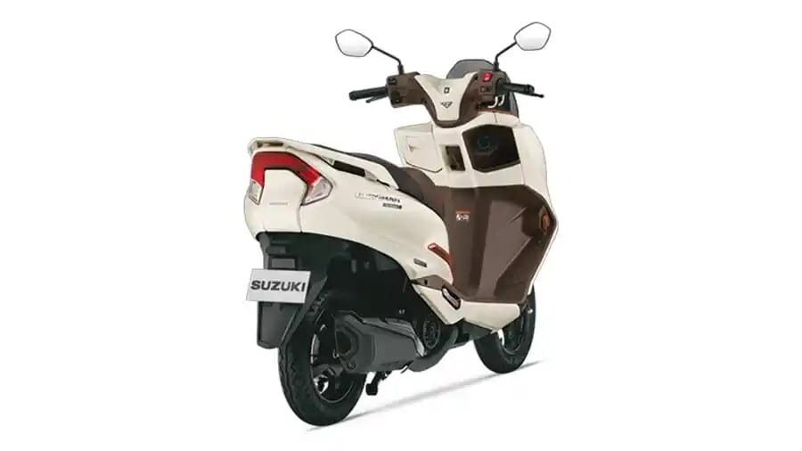 Bagasi luas 24.6 liter Suzuki Burgman Street 125 2026 mampu menyimpan helm half-face