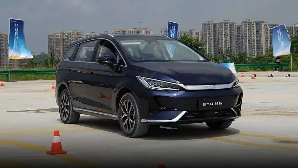 BYD M6 berwarna gelap di area Tangerang, unit bekasnya kini dibanderol lebih terjangkau