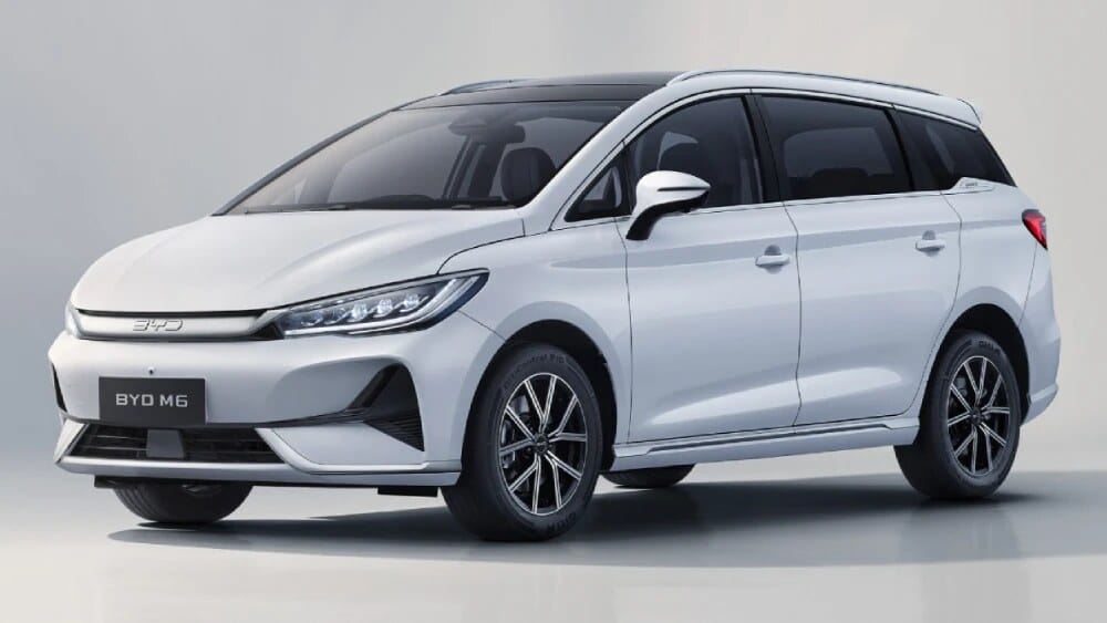 BYD M6 berwarna putih, MPV listrik yang harga bekasnya lebih stabil dibandingkan mobil listrik lain di Indonesia