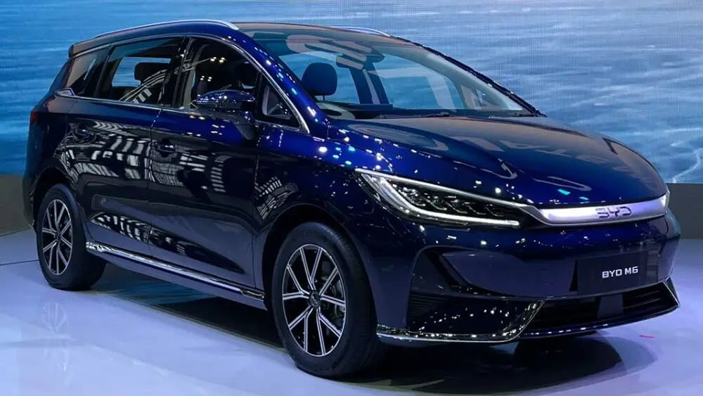 BYD M6 melaju di kawasan Sudirman, Jakarta, menunjukkan popularitasnya sebagai MPV listrik perkotaan