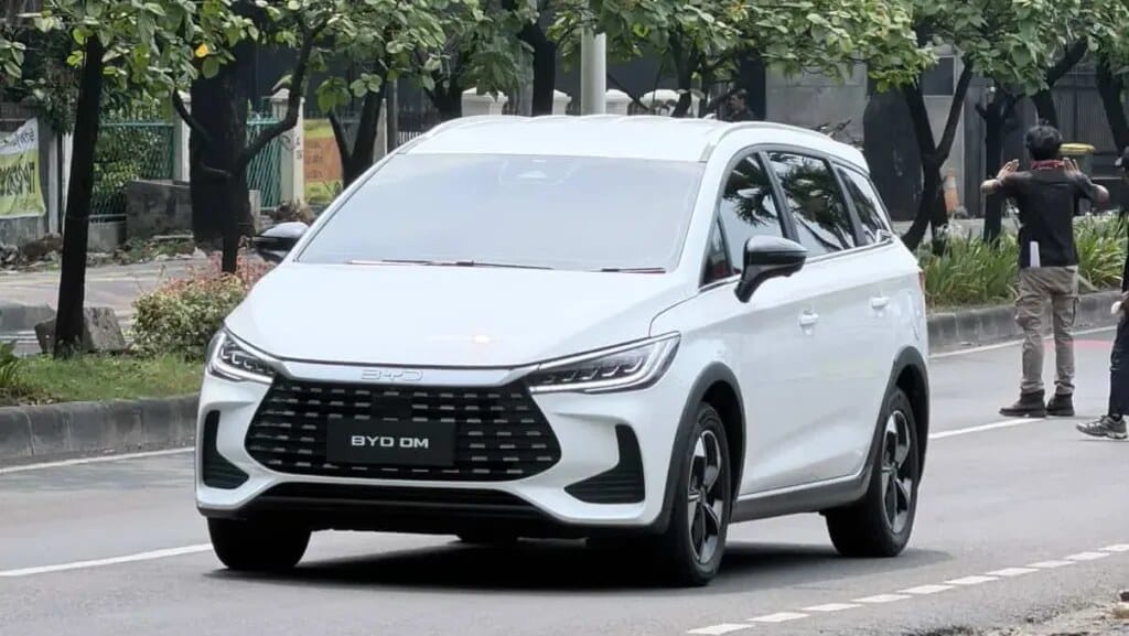BYD M6 PHEV melaju di jalan raya