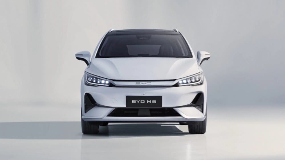 BYD M6 tampak samping menunjukkan siluet MPV listrik yang familier di jalanan Indonesia