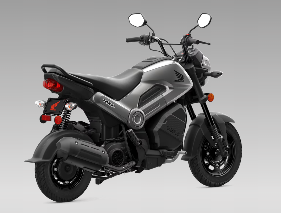 Close up bagian depan Honda Navi 2026 yang menampilkan lampu utama bulat klasik dan spatbor depan berdesain sederhana khas mini bike.