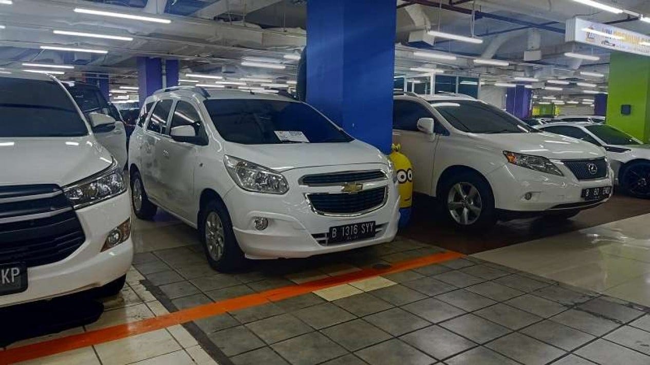 Deretan mobil bekas termasuk Chevrolet Spin terparkir di pasar mobil bekas Mega Glodok Kemayoran Jakarta.