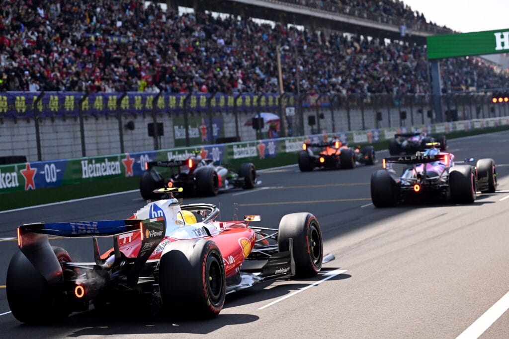 Deretan mobil Formula 1 di grid start sirkuit