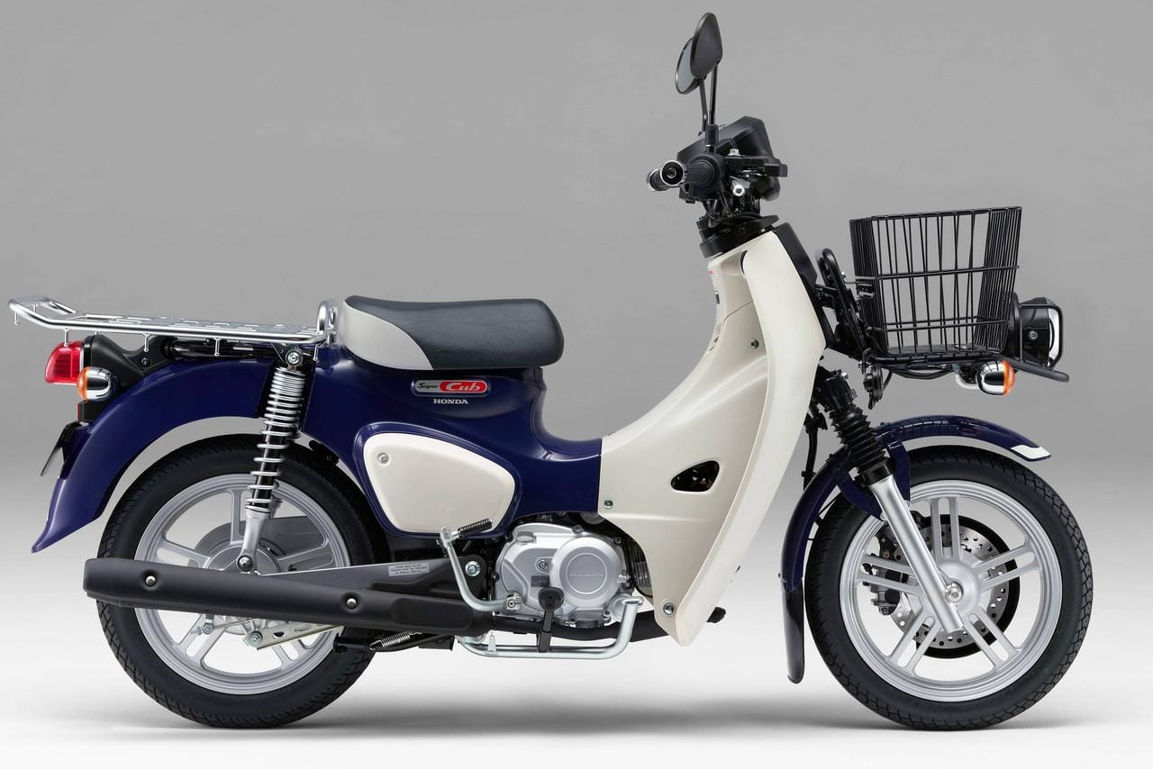 Detail emblem Super Cub pada bodi Honda Super Cub 110 2026