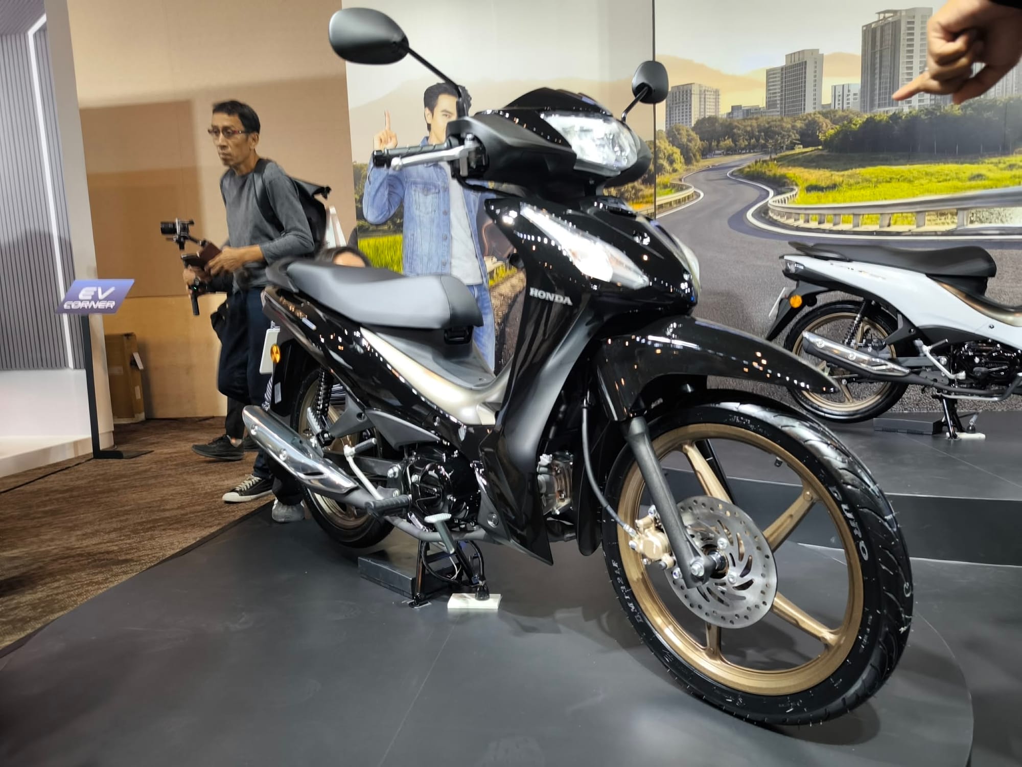 Detail fitur USB dan panel instrumen Honda Wave 110 (Photo: Honda)