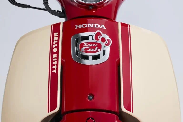 Emblem depan Honda Super Cub 110 edisi Hello Kitty dengan tambahan aksen pita khas karakter Sanrio