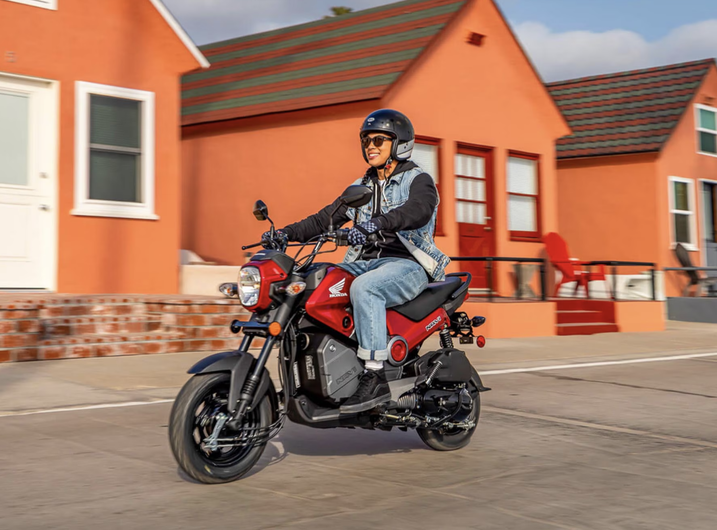 Empat unit Honda Navi 2026 berjajar dalam pilihan warna White, Arctic Silver Metallic, Pearl Red, dan Blue Metallic yang mencerminkan gaya personal.