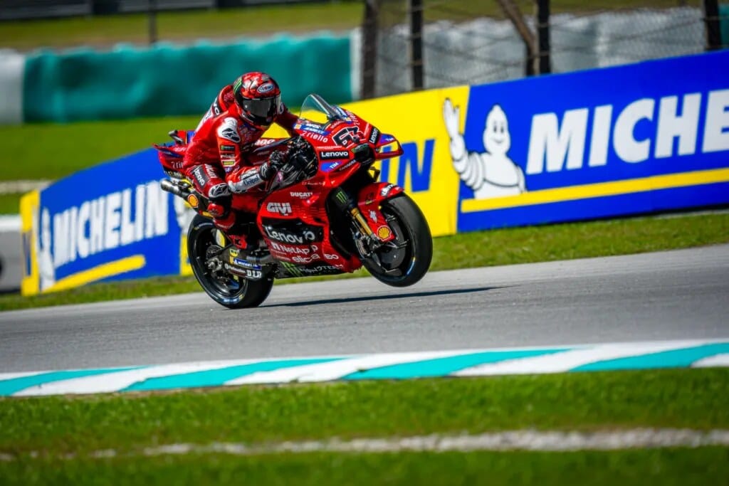 Francesco Bagnaia bersama kru Ducati Lenovo Team menganalisis data di garasi