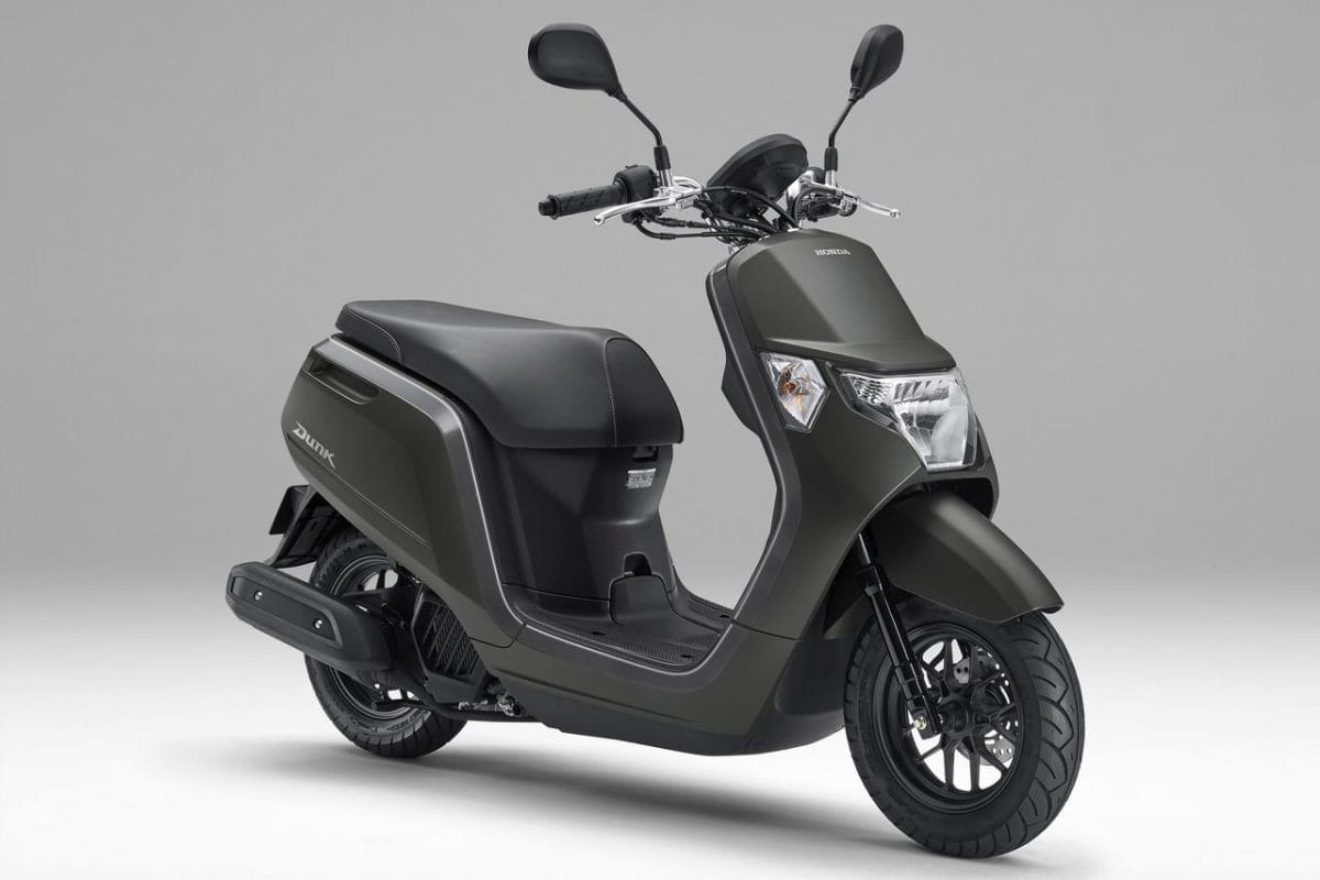 Honda Dunk 2026 warna biru matte tampak samping di jalanan kota