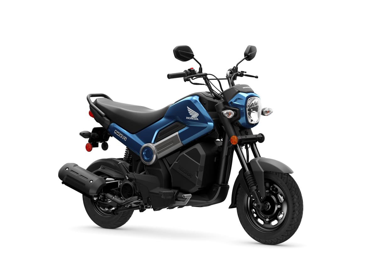 Honda Navi 2026 warna Blue Metallic tampil dengan bodi mini bike kompak dan setang telanjang, menggabungkan gaya motor kecil dengan kemudahan skutik.