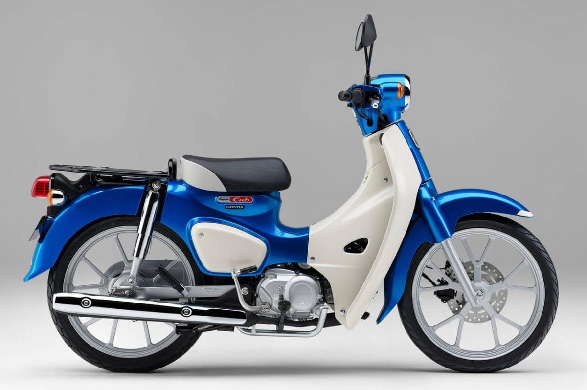 Honda Super Cub 110 dan Super Cub 110 Pro 2026 dipajang berdampingan menampilkan siluet klasik