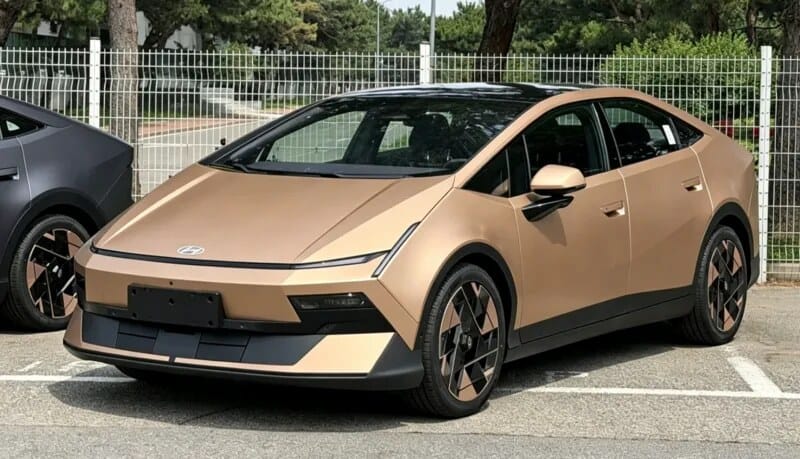 Hyundai Ioniq V sedan listrik dengan desain fastback aerodinamis di jalan perkotaan