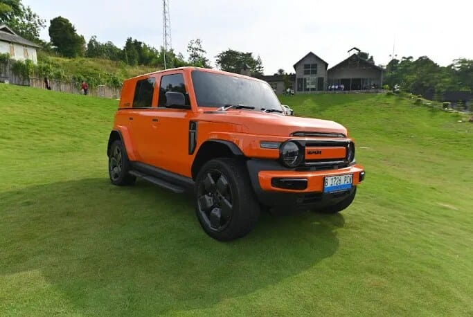 iCar V23 tampak depan dengan desain boxy