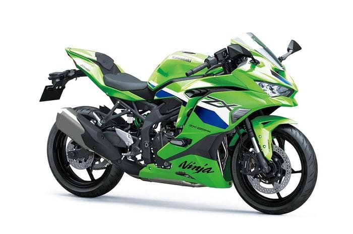 Kawasaki Ninja ZX-25RR 2026 tampak dari sudut depan memperlihatkan lekukan tajam fairing dan suspensi upside down