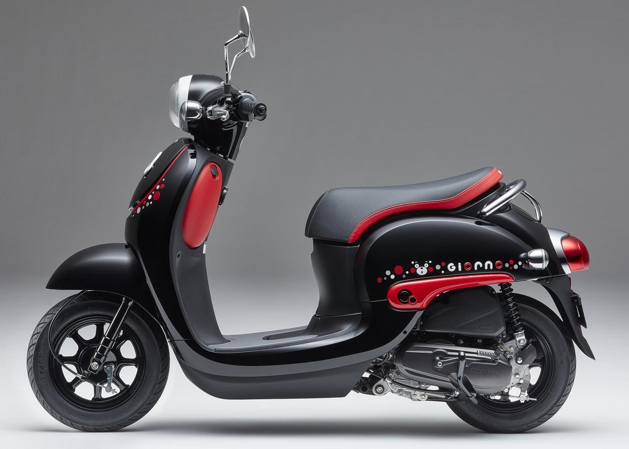 Kompartemen penyimpanan depan Honda Giorno 2026 dengan soket pengisian daya