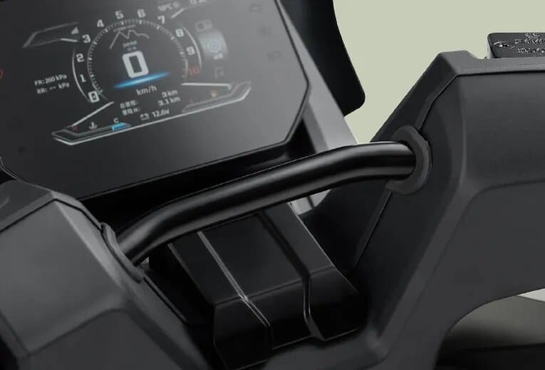 Layar panel instrumen Honda HooRide 125 TFT 5 inci menampilkan informasi kecepatan, cuaca, dan TPMS