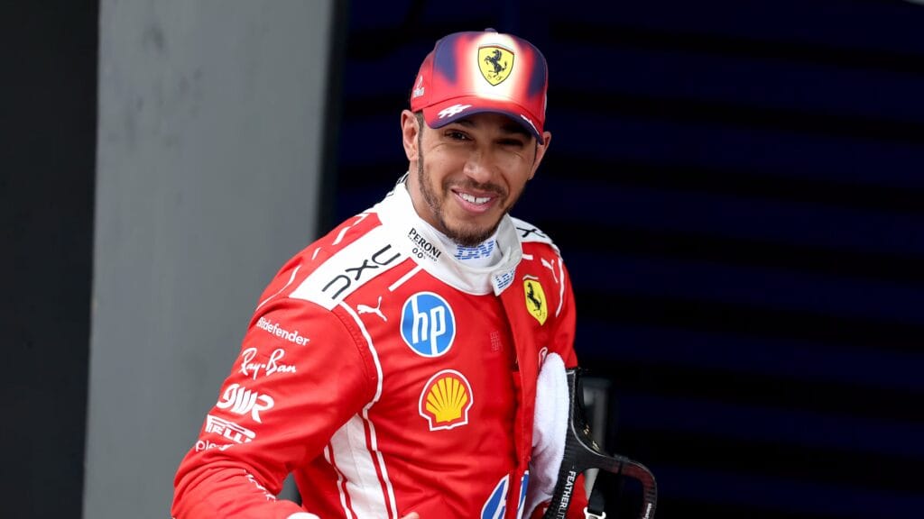 Lewis Hamilton berpose dengan pakaian balap Ferrari F1 2026