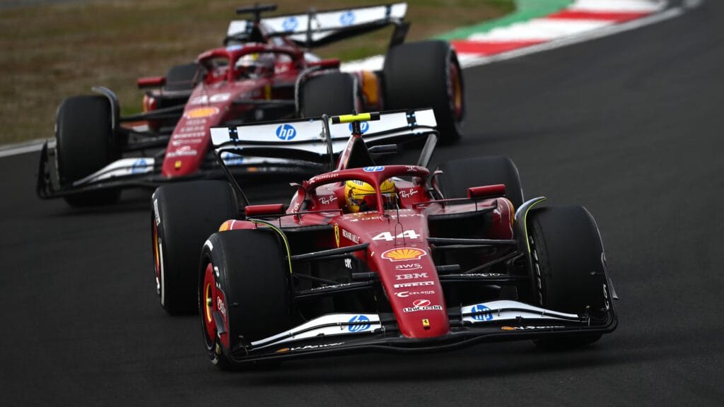 Lewis Hamilton mengendarai mobil Ferrari F1 2026 di lintasan balap