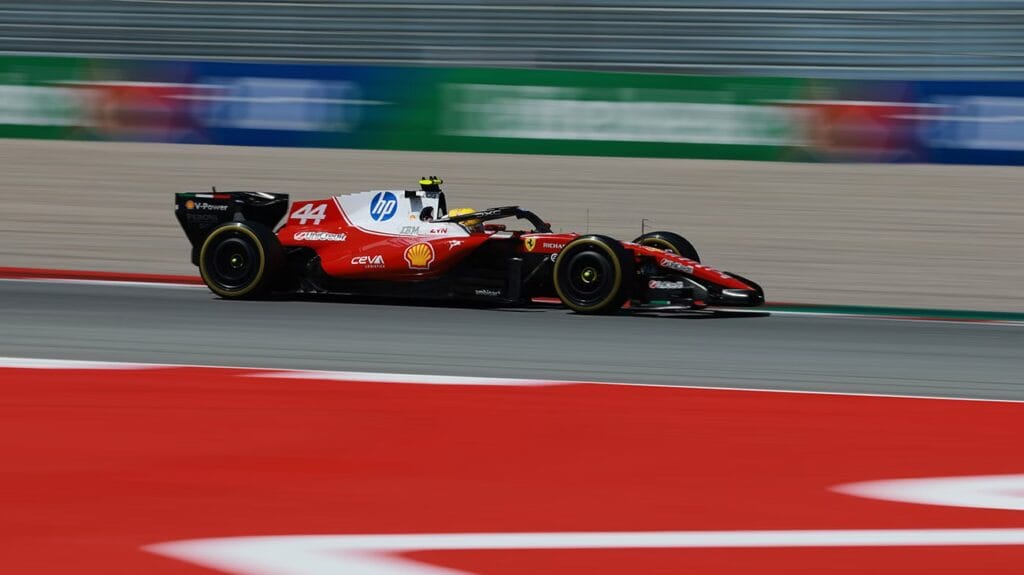 Lewis Hamilton merayakan kemenangan bersama Ferrari di GP Catalunya