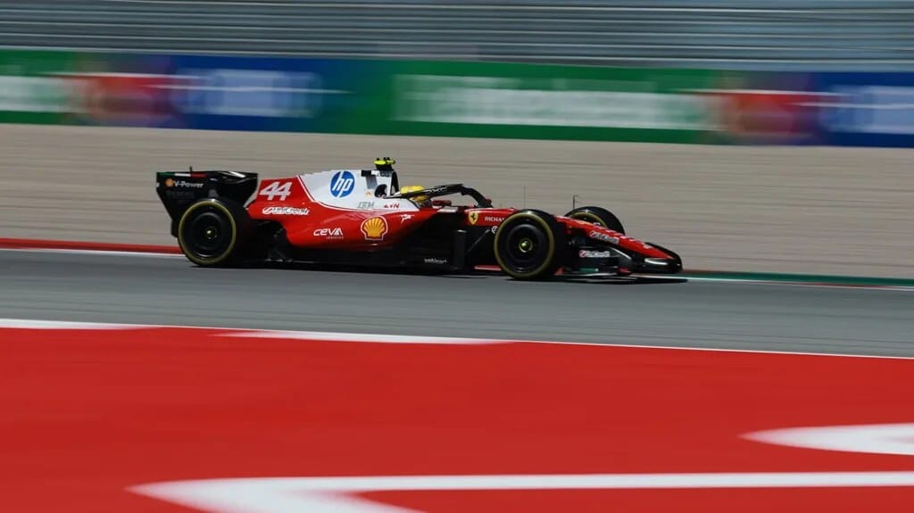 Lewis Hamilton merayakan kemenangan bersama tim Ferrari di F1 Catalunya