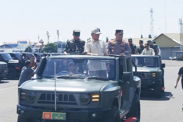 Menteri Pertahanan Sjafrie Sjamsoeddin saat meninjau fasilitas kendaraan taktis Maung