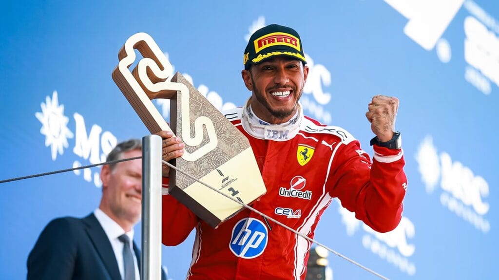 Mobil Ferrari yang dikendarai Lewis Hamilton saat balapan di Catalunya