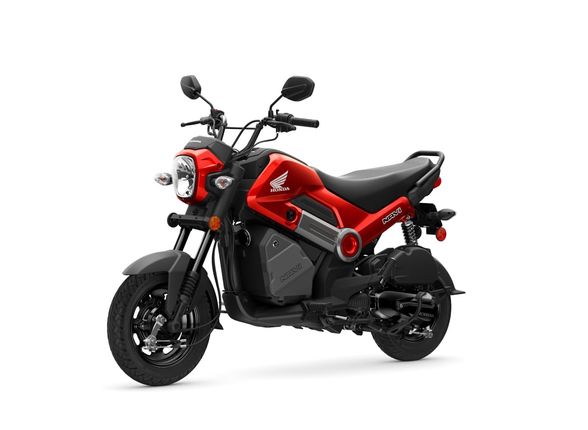 Motor Honda Navi 2026 warna Pearl Red berdiri di studio, menonjolkan bodi mungil dengan buritan pendek dan velg palang lima.