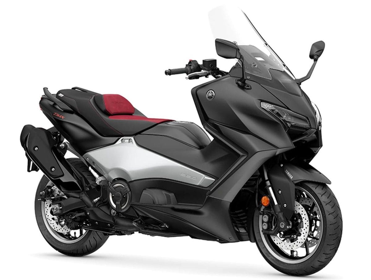 Motor Yamaha TMAX560 2026 sedang dikendarai di jalan raya