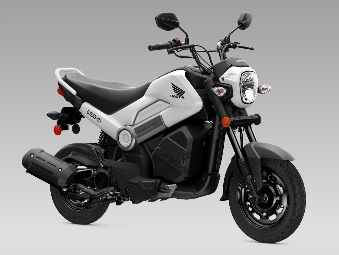 Panel bodi samping Honda Navi 2026 terlihat dari dekat, memperlihatkan cover mesin ringkas dan desain buritan pendek yang solid.