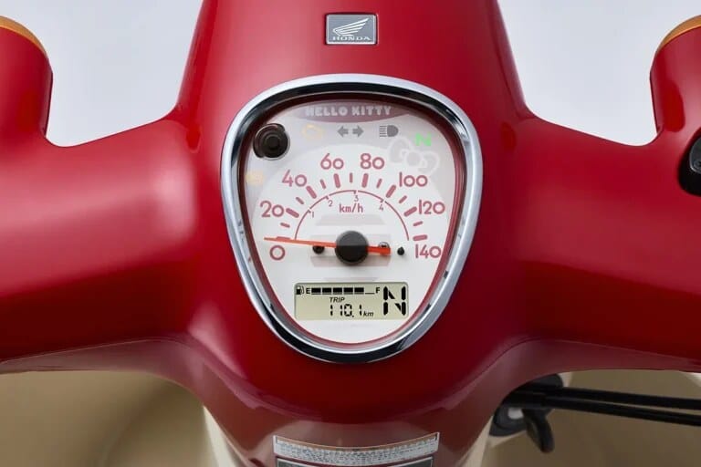 Panel instrumen Honda Super Cub 110 Hello Kitty dengan tipografi khusus yang membulat saat panel menyala