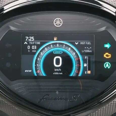 Panel instrumen layar TFT full color pada Yamaha Fascino 125 Hybrid (Photo: Yamaha)