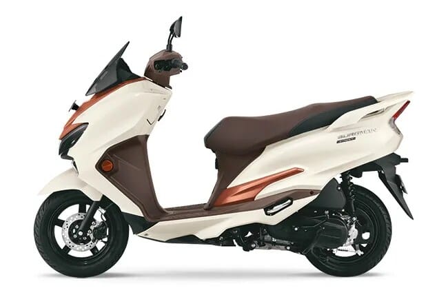 Panel instrumen TFT Suzuki Burgman Street 125 2026 pada varian tertinggi