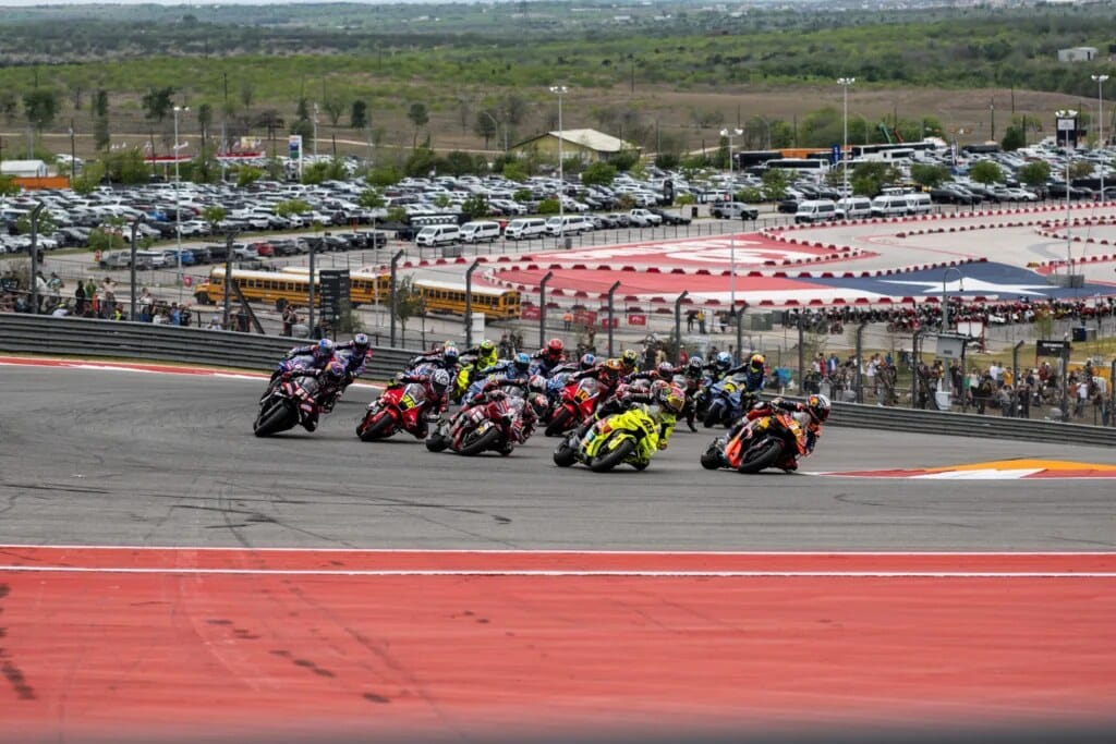 Pembalap bersiap di lintasan balap MotoGP