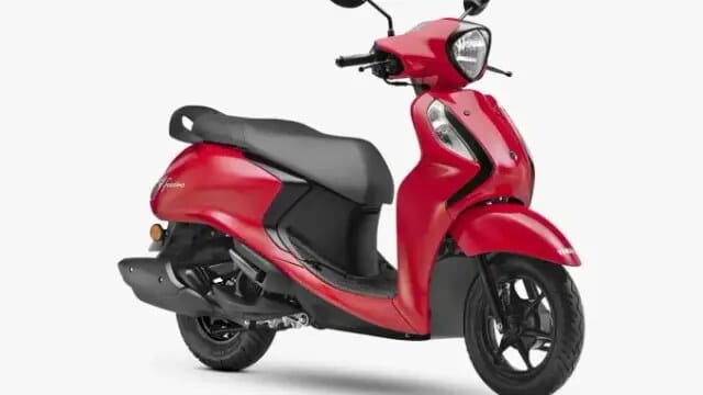 Pilihan warna Vivid Red pada Yamaha Fascino 125 Hybrid 2026 (Photo: Yamaha)