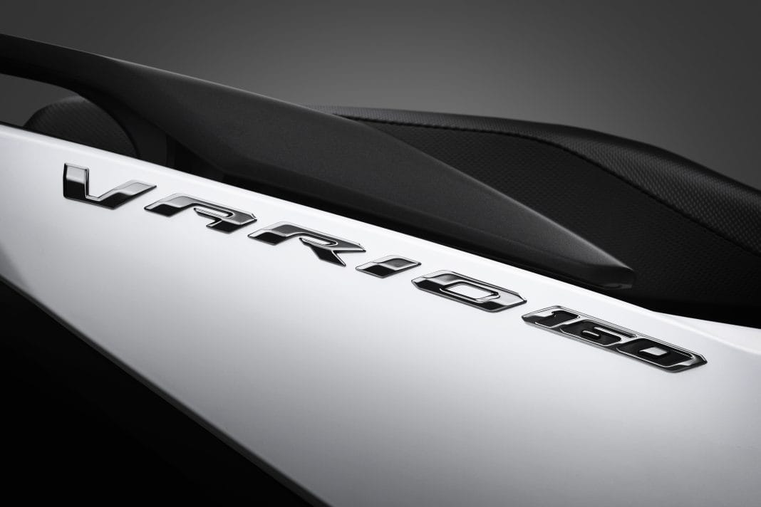 Render Honda Click 160 facelift 2026 dari sudut depan tiga perempat dengan aksen baru