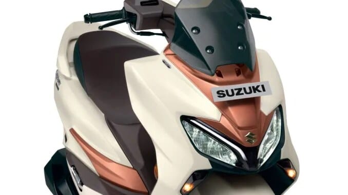 Skutik Suzuki Burgman Street 125 2026 tampil dengan desain lampu depan baru yang lebih tajam