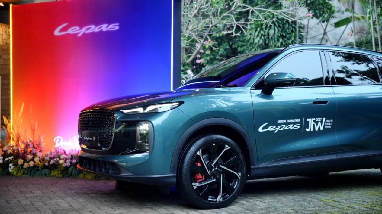 Suasana kolaborasi brand mobil listrik Lepas dengan ajang Jakarta Fashion Week 2027
