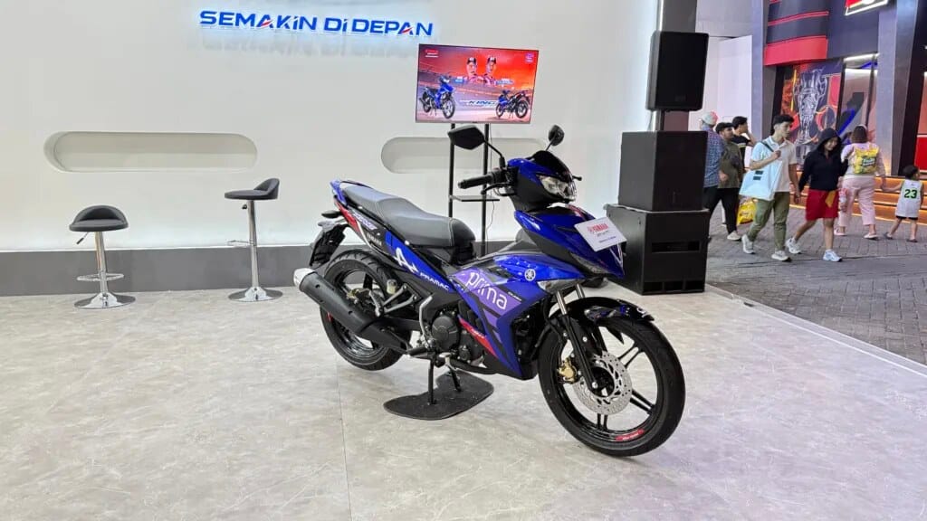 Tampak depan Yamaha MX King 150 dengan livery Prima Pramac Racing bernuansa ungu khas tim balap MotoGP