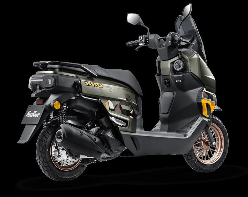 Tampak samping Honda HooRide 125 menampilkan grafis off-road dan windscreen adjustable yang sporty