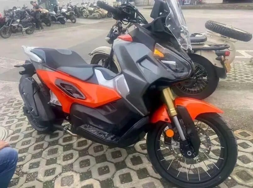 Tampak samping XinYuan 250ADV menonjolkan setang lebar dan ground clearance tinggi