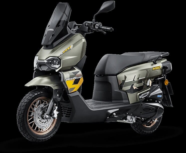 Tampilan depan Honda HooRide 125 skutik ADV dengan dual headlamp LED tajam di atas jalanan kota China
