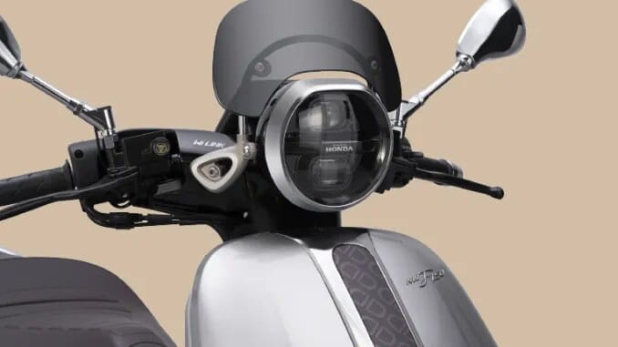 Tampilan depan motor matic Honda NWF150 2026 berwarna putih dengan desain retro modern seharga 33 jutaan Rupiah