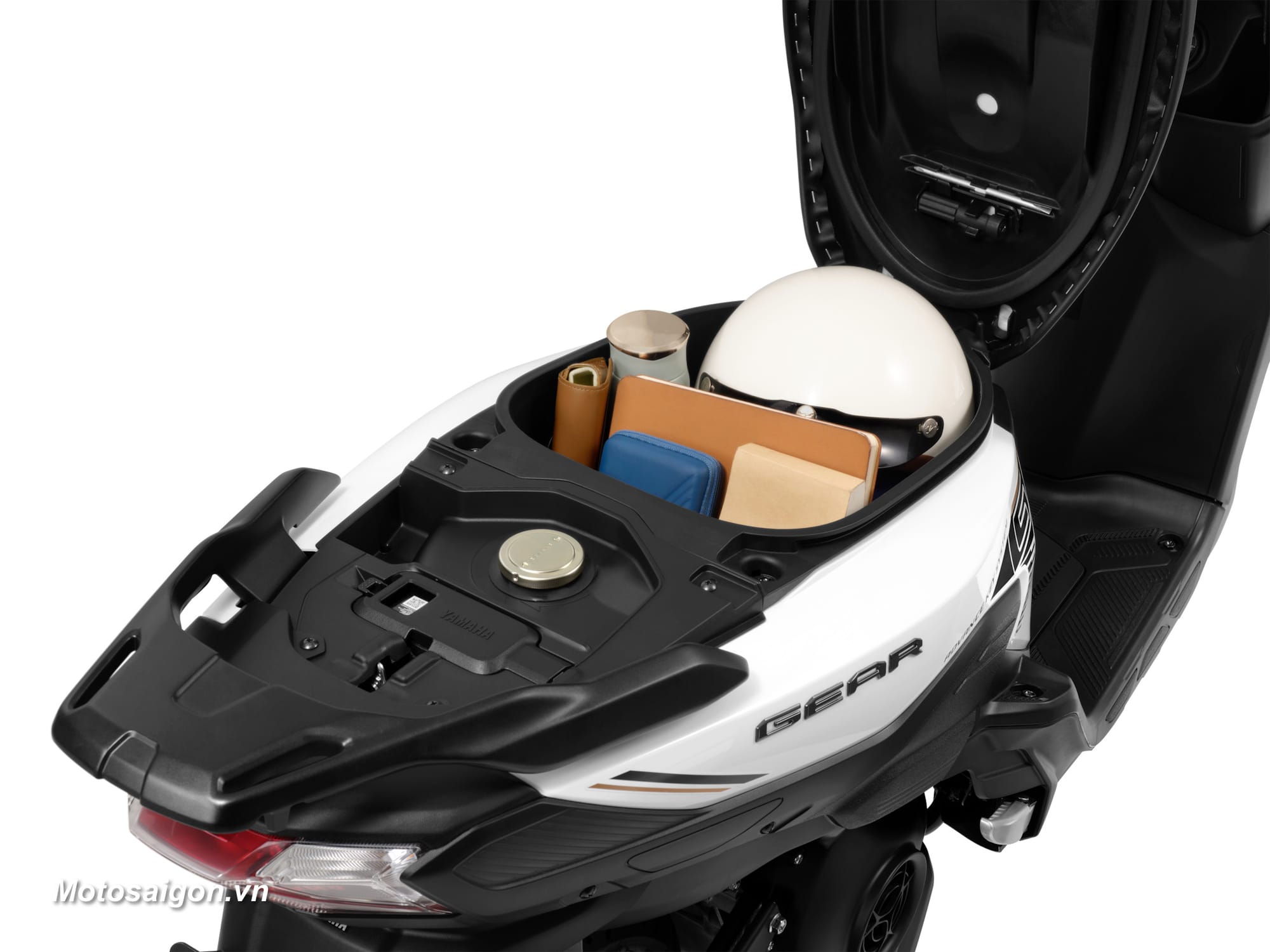 Tampilan depan Yamaha Gear 125 Hybrid 2026 berwarna biru yang baru saja diluncurkan (Photo: Yamaha)