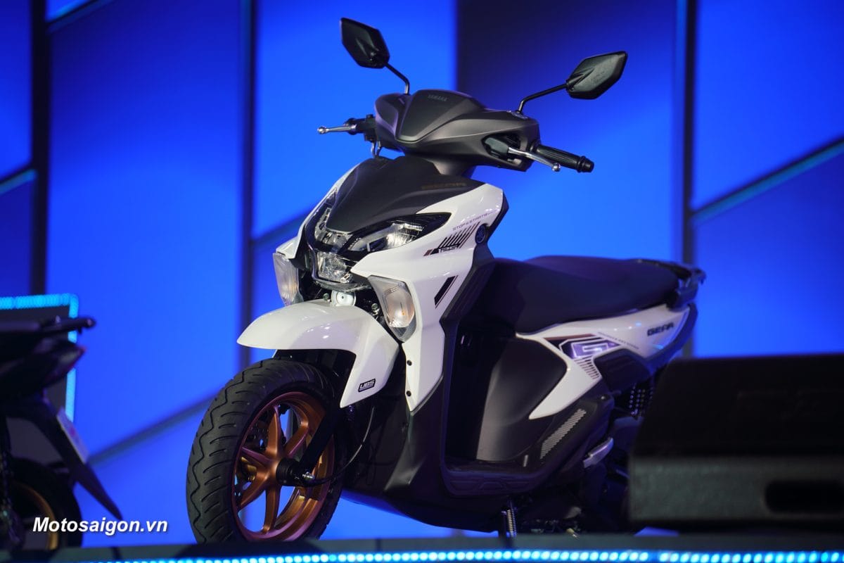 Tampilan depan Yamaha Gear 125 Hybrid 2026 berwarna biru yang baru saja diluncurkan