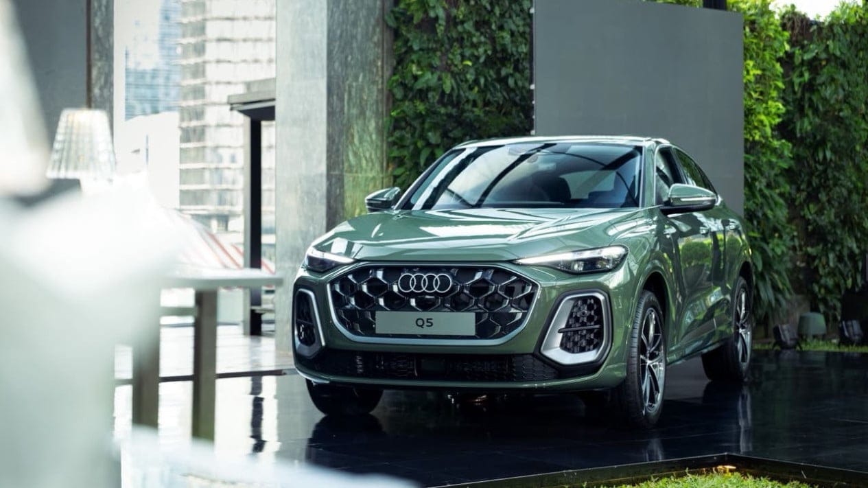 The New Audi Q5 Sportback SUV premium dengan desain atap melandai dan lampu Matrix LED